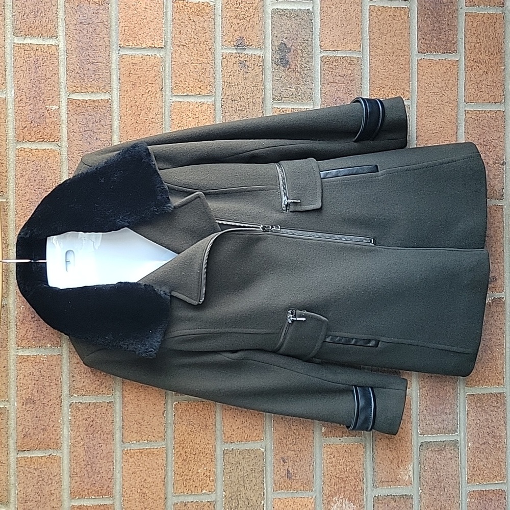 Trina Turk Coat with shearling trim collar - Picture 3 of 12